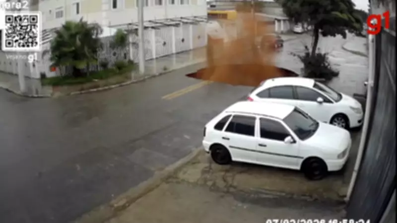 VÍDEO: Cratera se abre em São José dos Campos e deixa 156 pessoas desalojadas