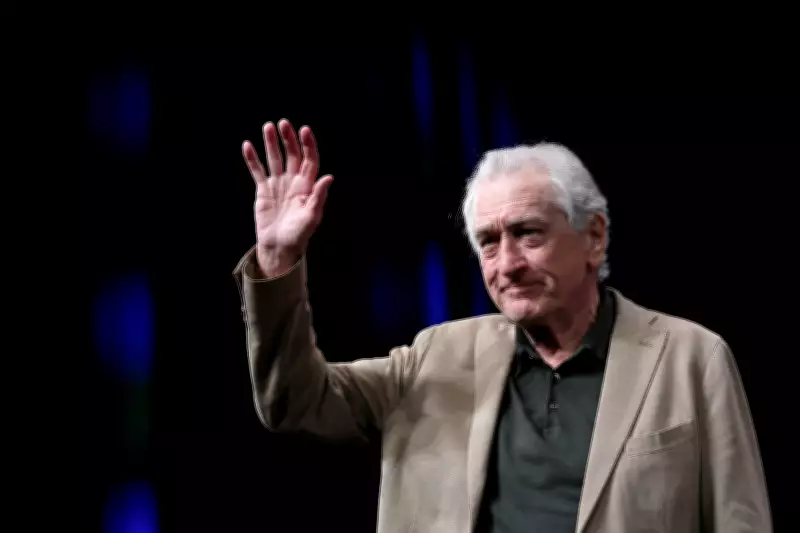 Vídeo de Robert De Niro queimando bandeira dos EUA é falso e gerado por IA