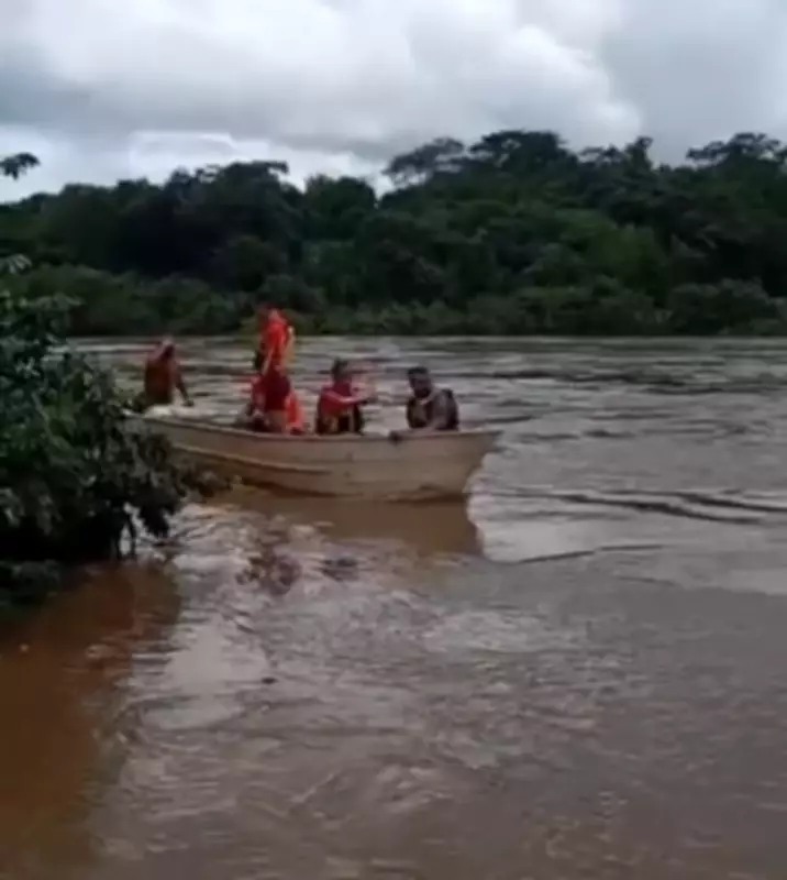 Vídeo flagra bombeiros à deriva após colisão em rio do Pará; todos são resgatados