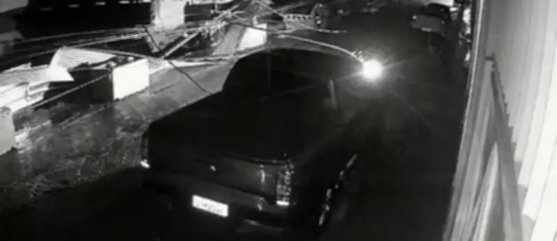 Vídeo flagra queda de poste no Centro de Governador Valadares após deslizamento de calçada