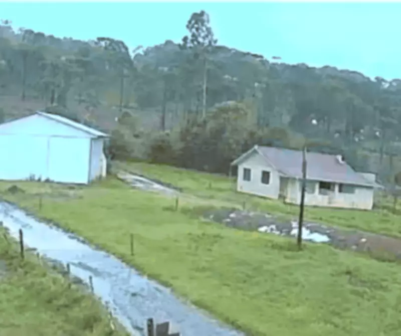 Vídeo flagra raio atingindo cerca elétrica e causando explosão em propriedade de SC