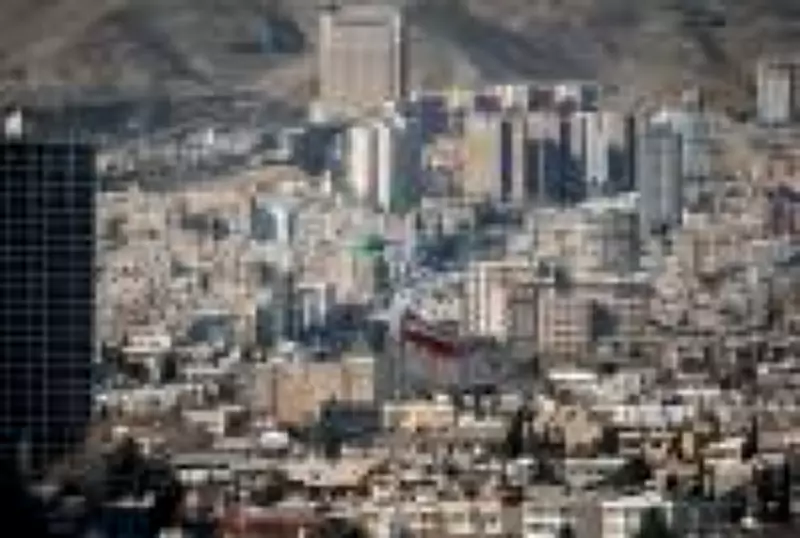 Vídeo mostra cratera e destroços em Teerã após ataque conjunto de EUA e Israel