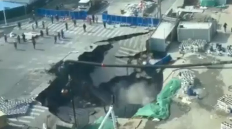 Vídeo viral mostra cratera gigante engolindo rua durante obra de metrô em Xangai