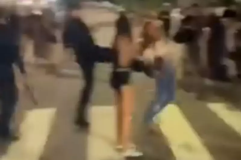 Vídeo viraliza ao mostrar policial chutando jovem em faixa de pedestre durante Carnaval em Campo Grande