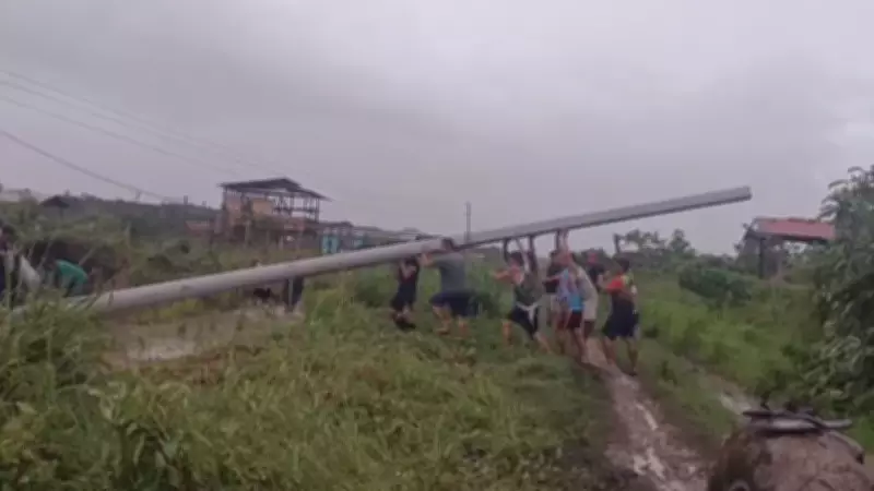 Vendaval causa destelhamentos e derruba postes em vila do Marajó, Pará