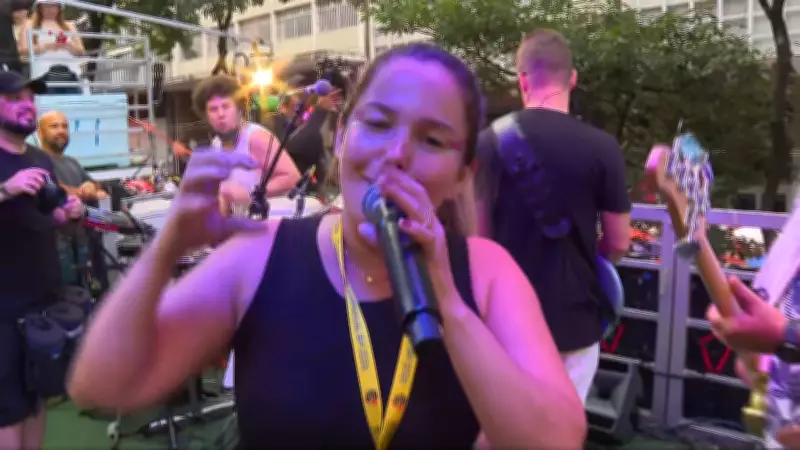 Vendedora vira estrela ao cantar no trio do Baianeiros durante carnaval em Belo Horizonte