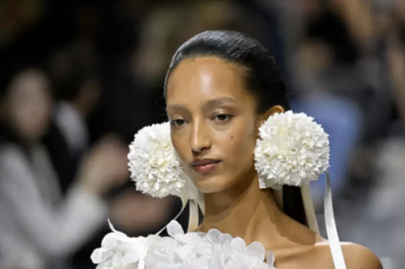 Vestido Immaculée da Dior: Como Jonathan Anderson Redefiniu a Noiva Moderna na Alta-Costura 2026