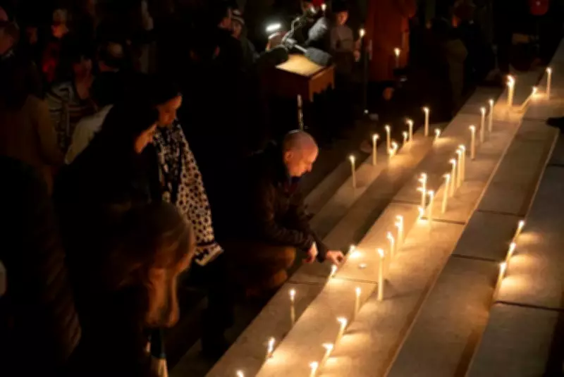 Vigília emocionante homenageia vítimas de massacre em escola no Canadá