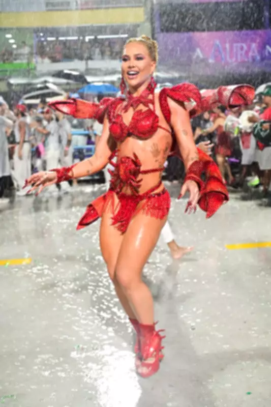 Virginia Fonseca estreia como rainha de bateria da Grande Rio com fantasia tecnológica e homenagem a Vini Jr.