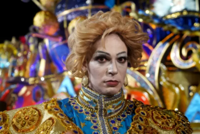 Vitor diCastro interpreta Walter Mercado no desfile da Rosas de Ouro em São Paulo