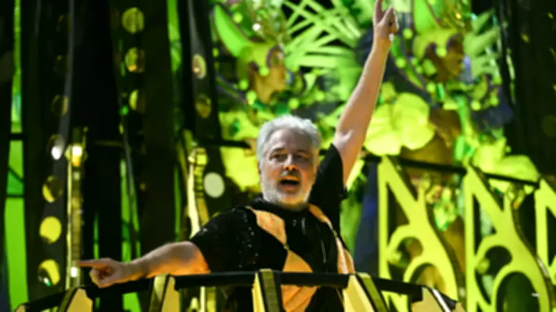 Viúvo de Rita Lee emociona-se ao desfilar na Mocidade: 'Ela está aqui'