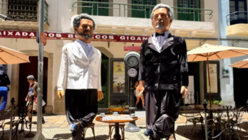 Wagner Moura e Kleber Mendonça viram bonecos gigantes para o carnaval do Recife