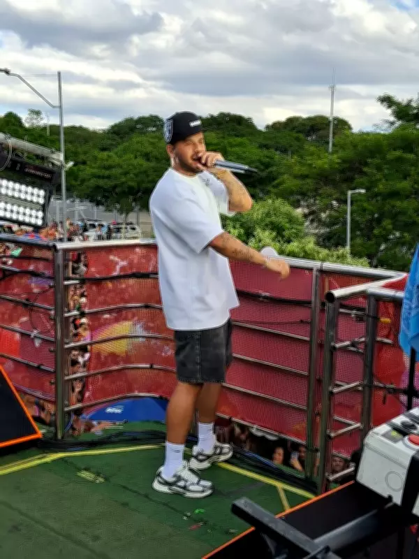 Zé Felipe anima foliões com hits do axé em bloco na Pampulha, em Belo Horizonte