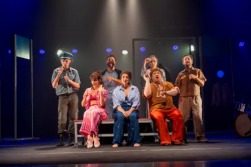 Zeca Baleiro em comédia teatral e pré-carnaval agitam BH neste fim de semana