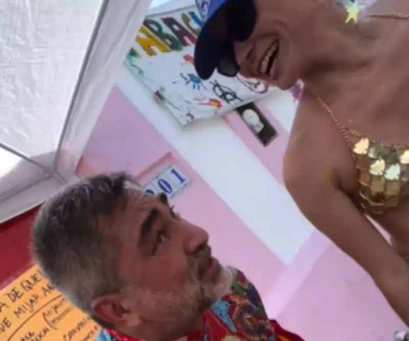 Zeca Camargo faz 'protesto' após ser retirado de lista vip de banheiro gratuito em Olinda