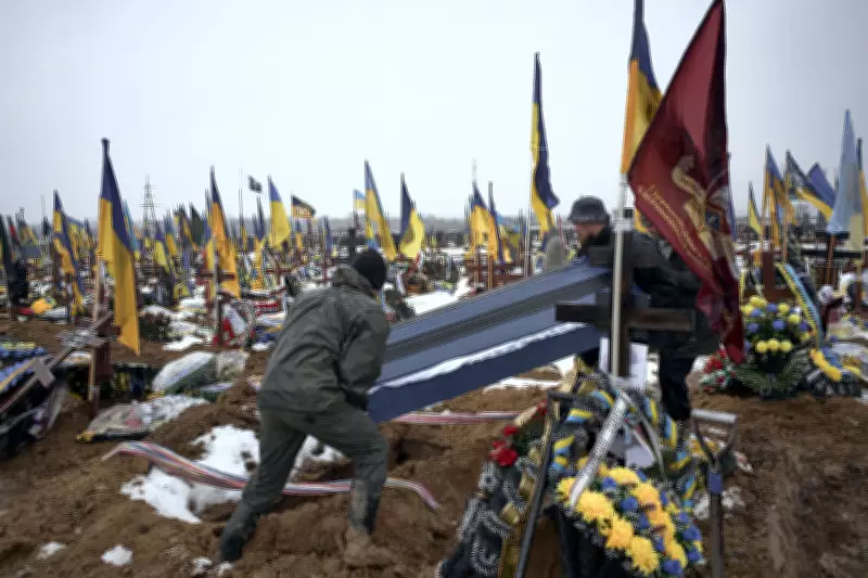 Zelensky revela 55 mil mortos na guerra, mas análise independente estima 600 mil baixas ucranianas