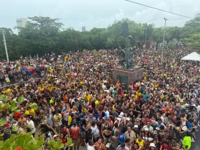 Alceu Valença comanda Bicho Maluco Beleza e leva multidão ao frevo no Recife
