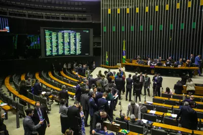 Congresso aprova reajuste e cria benefícios extras para servidores da Câmara e Senado