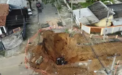 Cratera que engoliu caminhão completa uma semana em São José dos Campos