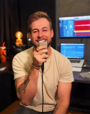 Junior Villa canta hit de Bad Bunny em ritmo de arrocha em vídeo viral