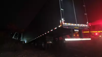 Motorista de carreta fica ferido após acidente na BR-251, na Serra de Francisco Sá