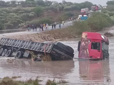 Motorista fica duas horas em cima de carreta arrastada por correnteza em Jupi, PE