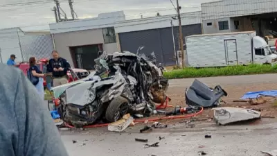 Motorista sobrevive após carro bater em caminhão na BR-163 em Sinop, MT