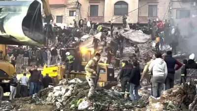 Prédio de cinco andares desaba no Líbano e deixa cinco mortos em Trípoli