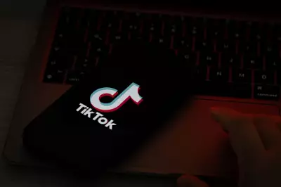 UE acusa TikTok de violar leis digitais com recursos viciantes e ameaça multa bilionária