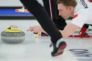 A Física do Curling: O Mistério Centenário da Curvatura das Pedras no Gelo