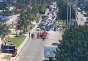 Acidente com capotamento interdita Avenida Lúcio Costa no Recreio dos Bandeirantes