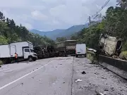Acidente com cinco carretas interdita BR-116 em Miracatu e causa congestionamento de 25 km