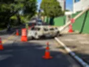 Acidente em Caçapava: Carro bate em poste, pega fogo e deixa duas pessoas feridas