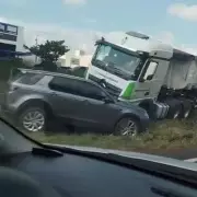 Acidente entre caminhão e carro interdita faixa da SP-304 em Americana