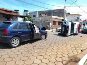 Acidente entre carro e ambulância tomba veículo e deixa três feridos em Bocaiuva