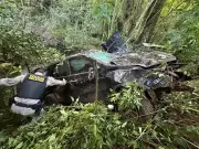 Adolescente de 16 anos capota caminhonete com mais de 1 tonelada de maconha no Paraná