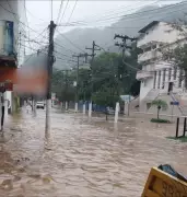 Alagamentos em Angra dos Reis afetam bairros e obrigam família a deixar casa