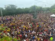 Alceu Valença comanda Bicho Maluco Beleza e leva multidão ao frevo no Recife