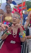 Aos 96 anos, Dona Neném realiza sonho e desfila em bloco de carnaval em Passa Tempo