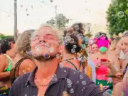 Ator Matheus Nachtergale tem encontro inusitado com fã durante Carnaval em Piracicaba