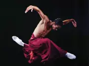 Bailarino de Porto Feliz viraliza ao inspirar criança em quadra pública com giros de balé