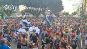 Banda da Bica inicia Carnaval em Manaus com milhares de foliões e crítica à China