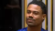 BBB 26: Tadeu Schmidt apresenta dinâmica do exilado e Breno Corã é o primeiro afetado