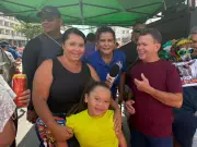 Bianka Carvalho é 'escoltada' por foliões e vira atração no Galo da Madrugada