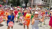 Bloco As Charangueiras, formado por mães, anima pré-carnaval de Belo Horizonte