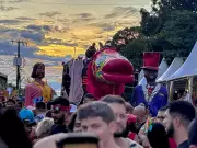 Bloco Pirarucu do Madeira leva multidão às ruas de Porto Velho em desfile histórico