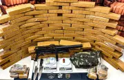 BPRP apreende 75 quilos de drogas, arma e uniforme do exército em Sergipe