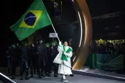 Brasil brilha na abertura dos Jogos de Inverno Milão-Cortina com dupla de porta-bandeiras