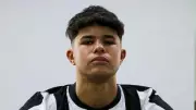 Bruninho Samudio, filho de Bruno, assina primeiro contrato profissional com o Botafogo aos 16 anos
