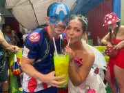 Caipirinha Gigante de 2 Litros Vira Atração no Carnaval de Olinda